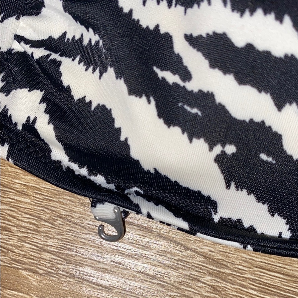 Victoria's Secret Black and White Bikini Top - Picture 10 of 10